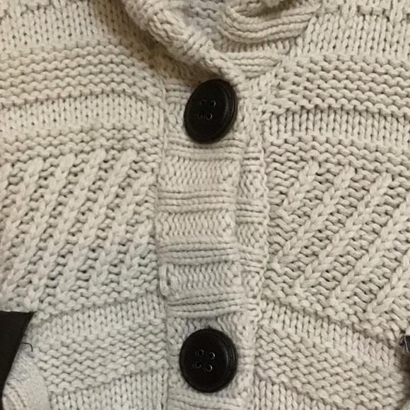 Kids Sleeveless sweater vest belted and buttons in front - Picture 5 of 7